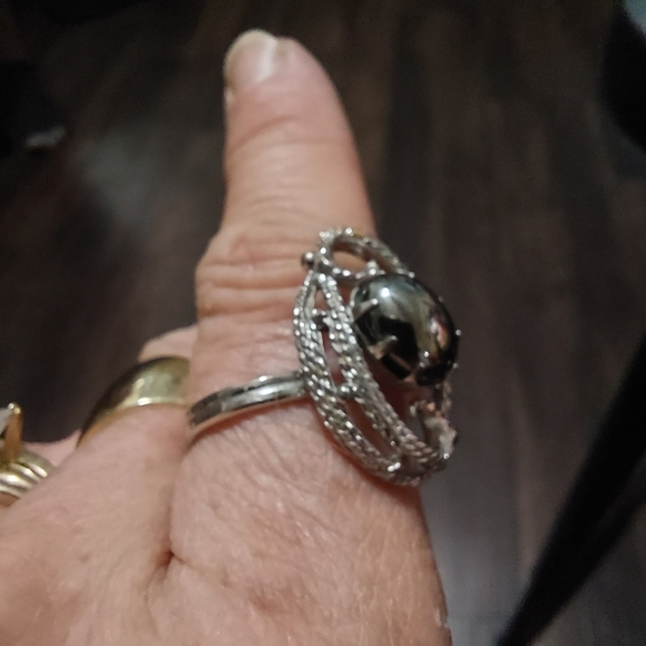 Beautiful Silver Ring - Picture 3 of 6